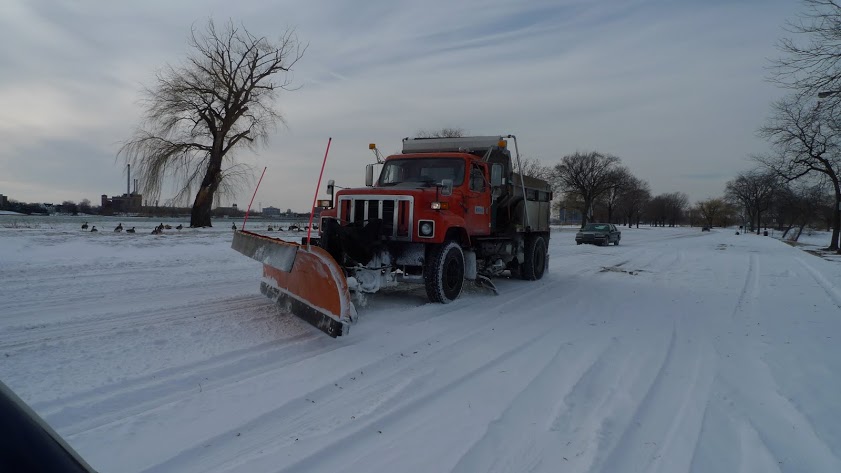 On a recent snowy afternoon, visitors to Belle Isle drove on roads cleared by a Michigan Department of Transportation plow – a sign of the Detroit park’s transition to state management. (Bridge photo by Nancy Derringer)