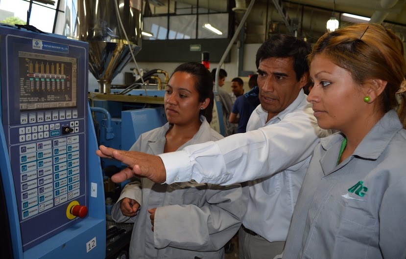 An instructor at the Universidad Technologica de Coahuila demonstrates machinery to engineering technician students used in a workshop at the Ramos Arizpe, Coahuila campus. (photo by Ricardo Casas)