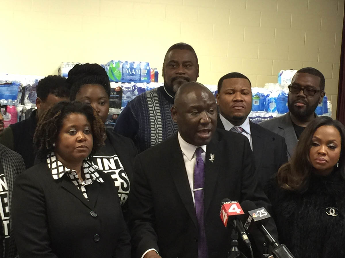 Civil Rights attorney Benjamin Crump is flanked by attorney and TV reality show star Phaedra Parks at a Flint press conference. Crump said residents should get lead testing independent of government testing. (Bridge photo by Chastity Pratt Dawsey)