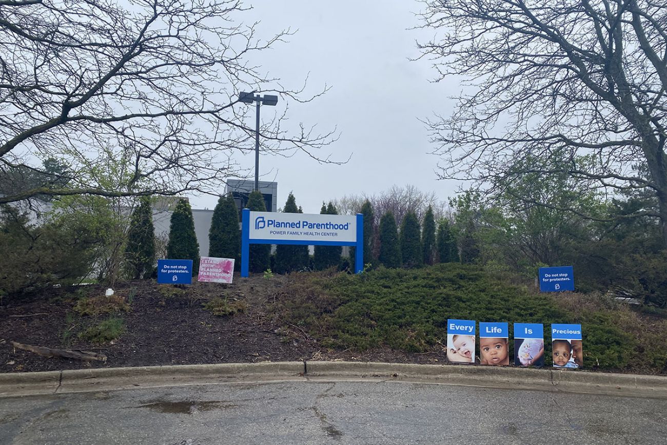 planned parenthood ann arbor with anti abortion signs