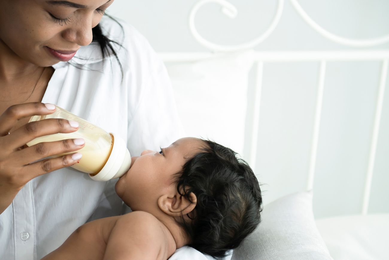 Bottle-feeding babies: giving the bottle