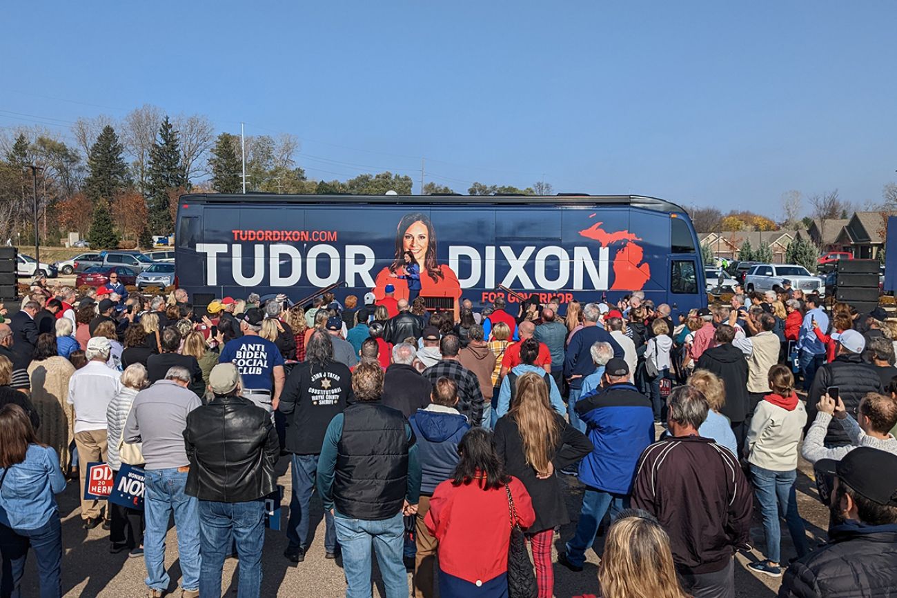 a large crowd for tudor dixon