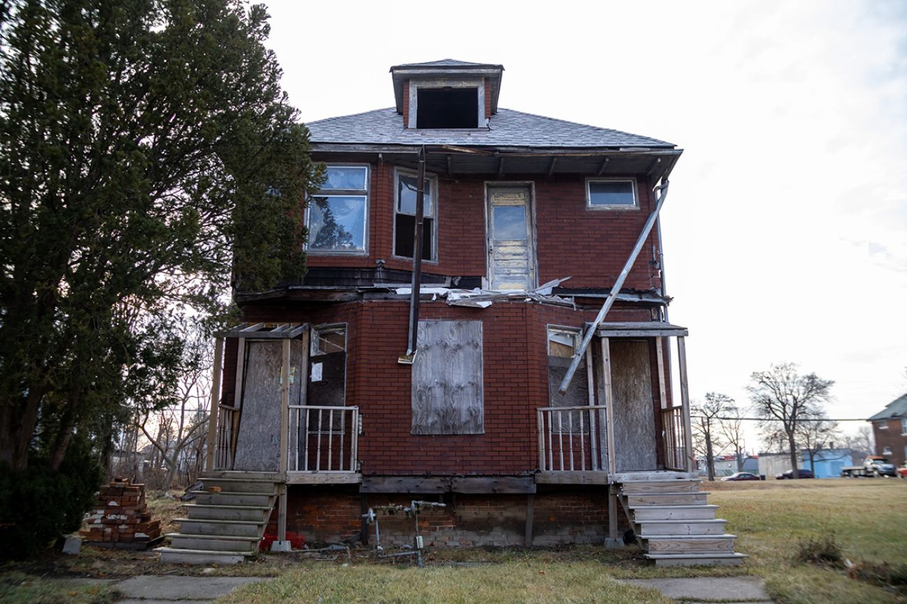 In Detroit, a Tiny Home Generates a Big Controversy - The New York Times