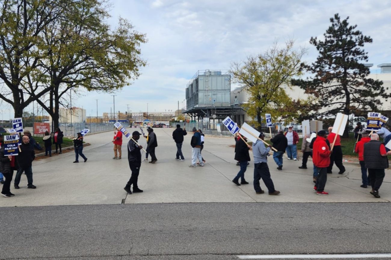 United Center concession workers vote to authorize strike - CBS Chicago