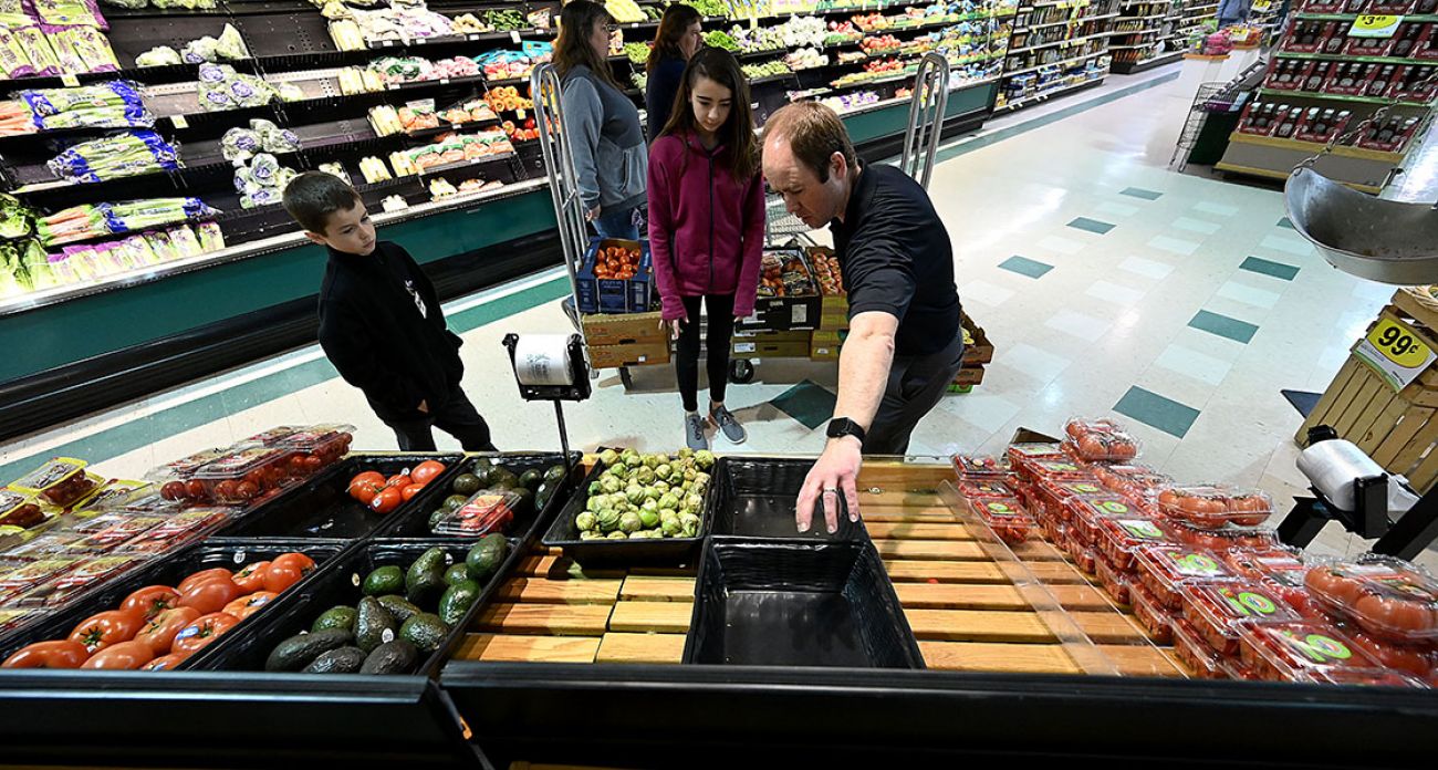 Coronavirus in Oregon: Grocery workers swamped by demand