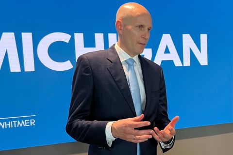 Håkon Volldal speaking. There's a blue background behind him.