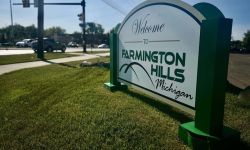 A sign that says "Welcome to Farmington Hills, Michigan"