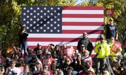 People clapping at Kamala Harris rally