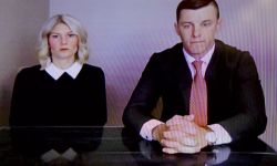 Lee and Stephanie Chatfield on a courtroom TV screen.