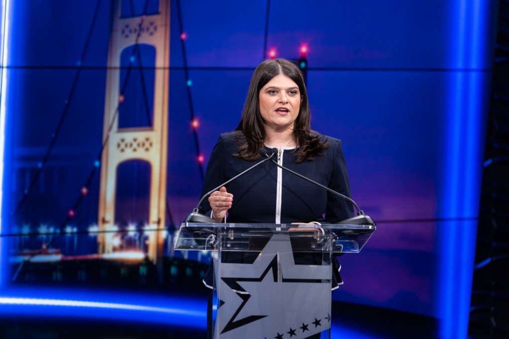 Haley Stevens debate sobre WOOD-TV